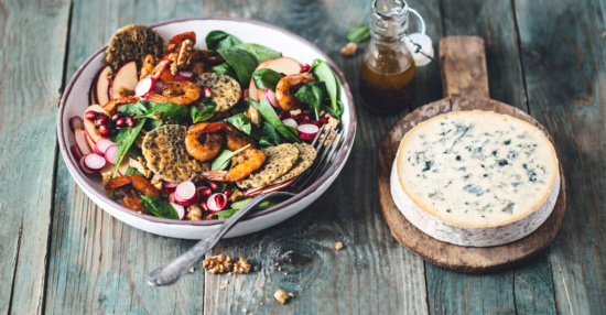 Salade colorée, crevettes grillées et chips de Fourme d’Ambert AOP