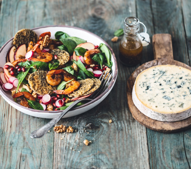 Salade colorée, crevettes grillées et chips de Fourme d’Ambert AOP