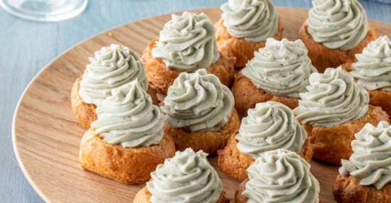 Petits choux apéritifs à la crème de bleu et pralin de noix