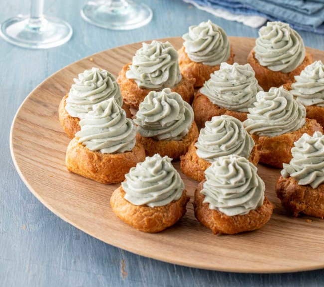 Petits choux apéritifs à la crème de bleu et pralin de noix