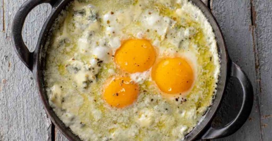 Œufs cocottes à la crème de Saint-Flour, mouillettes briochées aux fruits secs