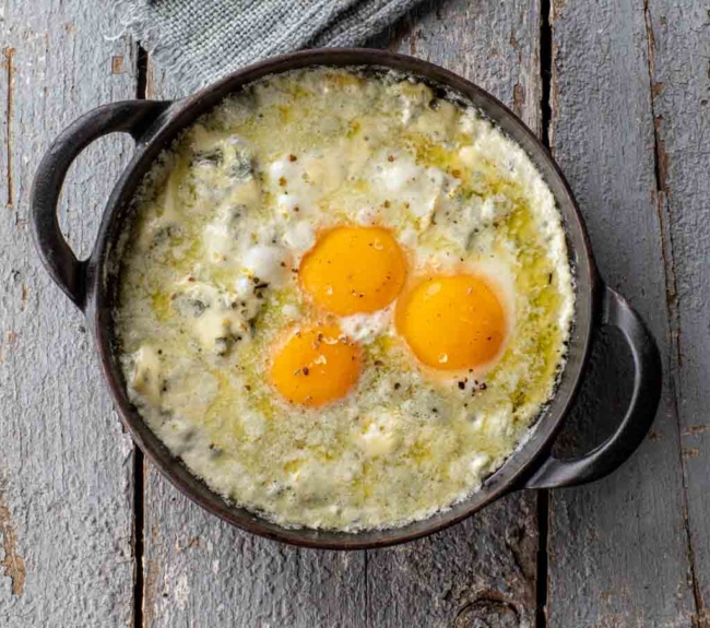 Œufs cocottes à la crème de Saint-Flour, mouillettes briochées aux fruits secs