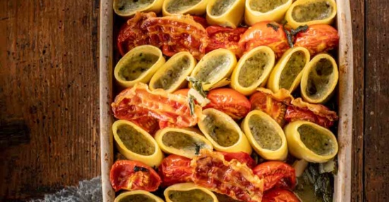 Rigatoni farcis au Saint-Flour, tomates cerises confites et blettes, tuiles de pancetta grillées